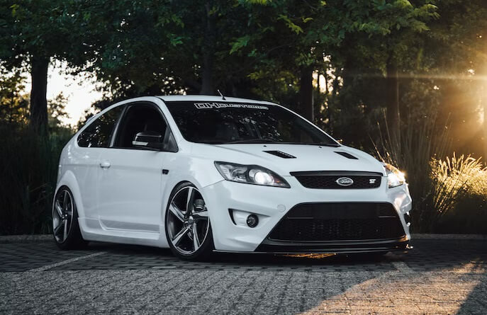 белый ford focus